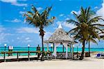 Cabane de plage sur la plage, plage de Cable Beach, Nassau, Bahamas