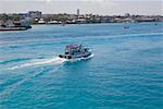 High Angle View of a Tourboat im Meer, Nassau, Bahamas