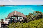 Vue arrière d'un homme assis sur un banc, Exuma, Bahamas