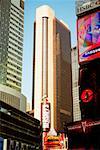 Vue d'angle faible de bâtiments dans une ville, Times Square, Manhattan, New York City, état de New York, USA