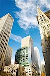 Faible vue d'angle des gratte-ciel de la ville, Saint-Patrick cathédrale, Manhattan, New York City, New York State, USA