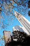 Low Angle View of ein Uhrturm in der Nähe von Wolkenkratzern, New York City, New York State, USA