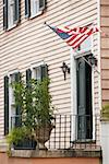 Amerikanische Flagge flattern am Eingang eines Gebäudes, Savannah, Georgia, USA