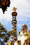 Hohe Schnittansicht eines Gebäudes, Parc Güell, Barcelona, Spanien