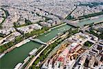 Vue aérienne d'une rivière traversant une ville, la rivière Seine, Paris, France