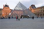 Touristes devant le Musée de l'art, la pyramide du Louvre, Musée Du Louvre, Paris, France