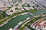 Vue aérienne d'une rivière traversant une ville, Passerelle Debilly, Seine River, Paris, France