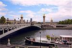 Pont en arc sur une rivière, Ponte Alexander III, rivière Seine, Paris France