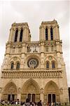 Vue d'angle faible d'une cathédrale, la cathédrale Notre Dame, Paris, France