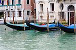 Gondoles amarré en face de bâtiments, Venise, Italie