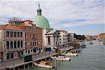 Boot angedockt, in der Nähe einer Kirche, die Kirche von San Simeon Piccolo, Venedig, Italien