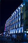 Vue d'angle faible d'un hôtel illuminé la nuit, Madrid, Espagne