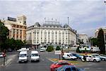 Trafic sur une route en face d'un bâtiment, Madrid, Espagne