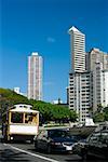 Circulation sur la route avec des gratte-ciel dans le fond, Honolulu, Oahu, archipel de Hawaii, États-Unis