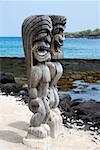 Zwei Tiki-Fackeln auf den Sand Strand, Puuhonua O Honaunau National Historical Park, Kona Küste, Inseln Big Island, Hawaii, USA