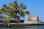 Palmiers en face d'un bâtiment Puuhonua O Honaunau National Historical Park, Kona Coast, archipel de Big Island, Hawaii, USA