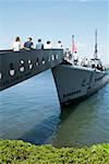 Groupe de personnes d'embarquer dans un navire militaire, USS Bowfin, Pearl Harbor, Honolulu, îles d'Oahu, Hawaii, USA
