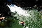 Erhöhte Ansicht eines Mannes, der Sprung in einen Fluss, Onemea Bay, Big Island, Hawaii Inseln, USA
