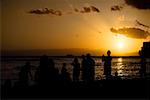 Groupe de personnes sur la plage, la plage de Waikiki, Honolulu, îles d'Oahu, Hawaii, USA