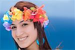 Porträt einer jungen Frau tragen Lei und Lächeln, Diamond Head, Waikiki Beach, Honolulu, Oahu, Hawaii Inseln, USA