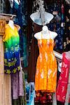 Kleidung angezeigt um einen Marktstand, Kona, Big Island, Hawaii Inseln, USA