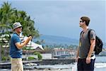 Zwei junge Männer stehen auf den Inseln Strand, Kona, Big Island, Hawaii, USA