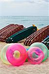 Anneaux gonflables et planches de surf sur la plage, la plage de Waikiki, Honolulu, Oahu, archipel de Hawaii, États-Unis