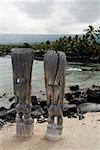 Statues de torche tiki sur la plage, la ville de Refuge, Kona Coast Puuhonua O Honaunau National Historical Park, Big Island,