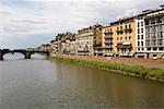 Bâtiments sur le front de mer, la rivière Arno, Florence, Italie