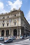 Trafic devant un bâtiment, Piazza della Repubblica, Rome, Italie