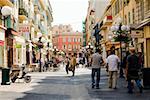 Gruppe von Menschen zu Fuß auf einem Markt, Nizza, Frankreich