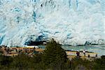 Vue d'angle élevé de touristes devant un glacier, Glacier Moreno, Argentine Glaciers National Park, lac Argentino, El