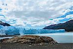 Gletscher vor Bergen, Moreno-Gletscher, argentinischer Gletscher-Nationalpark, Lake Argentino, El Calafate, Patagonien