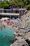 Vue d'angle élevé de touristes nager dans la mer, Marine Piccola Beach, Capri, Campanie, Italie