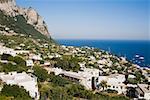 Vue d'angle élevé des bâtiments au bord de mer, Capri, Campanie, Italie