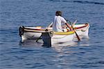 Vue arrière des deux hommes assis en bateaux, Capri, Campanie, Italie