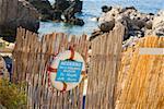 Informationstafel mit einem Rettungsring auf einem Holzzaun, Capri, Kampanien, Italien