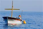 Ansicht von hinten von einem Mann in einem Boot, Capri, Kampanien, Italien