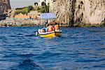 Vue arrière de deux personnes dans un bateau Capri, Campanie, Italie