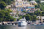 Navire à passagers en mer avec les bâtiments en arrière-plan, Capri, Campanie, Italie