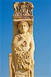 Flachwinkelansicht einer Statue, Ephesos, Türkei