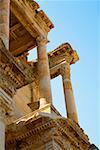 Vue angle faible sur les anciennes ruines d'une bibliothèque, la bibliothèque de Celsus, Ephèse, Turquie