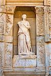 Statue an der Wand, Celsus-Bibliothek, Ephesos, Türkei