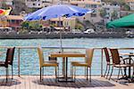 Stühle und Tische in einem Restaurant am Meer, Ephesos, Türkei