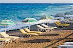 Sonnenschirme und Liegestühle am Strand, Rhodos, Dodekanes, Griechenland