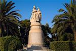 Vue d'angle faible d'une statue dans un jardin, le jardin National, Athènes, Grèce