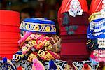 Casquettes traditionnelles à un étal de marché, Istanbul, Turquie