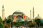 Touristes devant une mosquée, Aya Sofya, Istanbul, Turquie