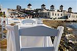 Tische und Stühle in einem Restaurant an der Küste, Mykonos, Kykladen, Griechenland