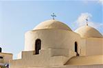 Vue d'angle faible d'une église, Skala Patmos, îles du Dodécanèse, Grèce